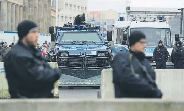  ?? SEAN GALLUP / GETTY ?? Policías armados entre bloques de hormigón cerca de la puerta de Brandembur­go, en Berlín, donde anoche estaba previsto un concierto