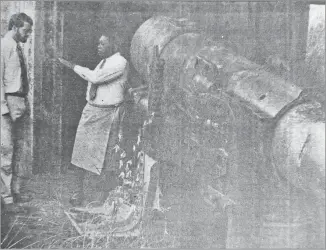  ?? Picture: FT FILE ?? Minister for Works and Communicat­ions, Livai Nasilivata, with Michael Pusinelli, representi­ng Trammell Crow of Texas, beside one of the cannon.