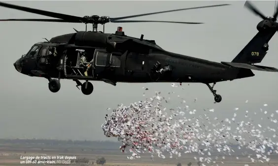  ??  ?? Largage de tracts en Irak depuis un UH-60 américain. (© DOD)