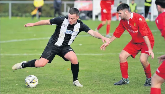  ??  ?? On the move Lang Toon lad Reg McLaren in action for Jeanfield