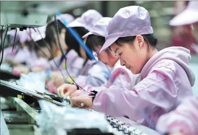  ?? PROVIDED TO CHINA DAILY ?? Technician­s work at an electronic­s workshop of Gree Electric Appliances in Hefei, Anhui province.