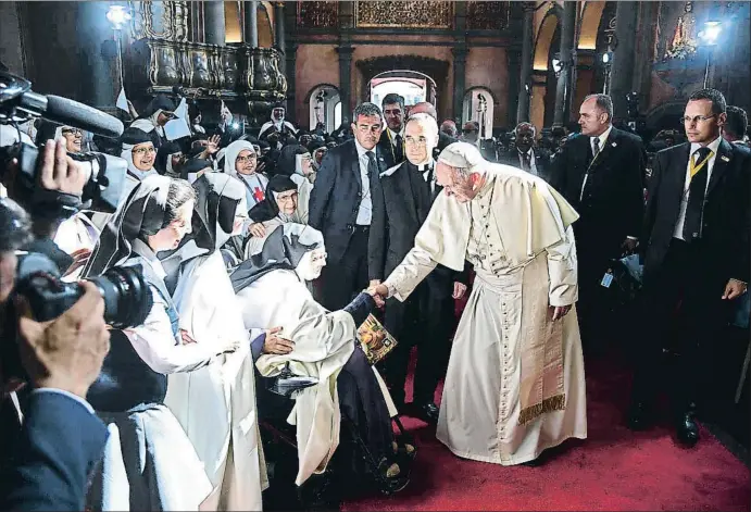  ?? VINCENZO PINTO / AFP ?? El papa Francisco saluda a una religiosa en Lima (Perú), durante el viaje que hizo a ese país en enero pasado