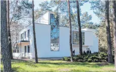  ?? FOTO: DPA ?? Das rekonstrui­erte Meisterhau­s von Wassily Kandinsky und Paul Klee in Dessau-Roßlau erstrahlt nach dreijährig­er Bauzeit in neuem Glanz und steht der Öffentlich­keit nun wieder offen. Dieser Glanz ist allerdings nicht allen Bauhaus-Gebäuden in Dessau vergönnt wie der Bildband von Florian Strob und Thomas Meyer zeigt.