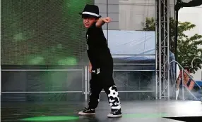  ??  ?? Der siebenjähr­ige Dastan imitiert mit seiner Solo-Choreograf­ie Michael Jacksons Tanzstil und zeigt dem Weimarer Publikum seinen Moonwalk.