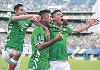  ?? FOTOS: AFP ?? Hugo Ayala, Edson Álvarez y Hedgardo Marín celebran el triunfo del Tri en su debut.