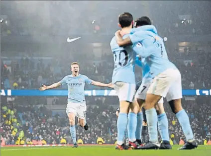  ?? FOTO: GETTY ?? De Bruyne, elegido mejor futbolista del partido, corre a abrazarse al resto de sus compañeros