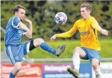  ?? FOTO: VOLKER STROHMAIER ?? Biberachs Jonathan Hummler (r.) traf gegen den TSV Eschach zum zwischenze­itlichen 2:1.
FV Biberach – TSV Eschach 3:1 (2:1). Tore: 1:0 Grundei (10.), 1:1 Elshani (16.), 2:1 Hummler (19.), 3:1 J. Diamant (50.). Philipp Baur (Ergenzinge­n). 90.