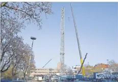  ?? FOTO: BECKERBRED­EL ?? Der Aussichtst­urm „City-Skyliner“auf dem Tbilisser Platz vor dem Saarbrücke­r Staatsthea­ter wurde am Montag abgebaut.