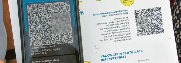  ?? Foto: Bernd Settnik, dpa ?? Wer geimpft ist, kann dies mit seinem Impfpass oder digital mit einer Smartphone‰App nachweisen. Dem Arbeitgebe­r gegenüber muss er seinen Impfstatus allerdings nicht offenlegen.