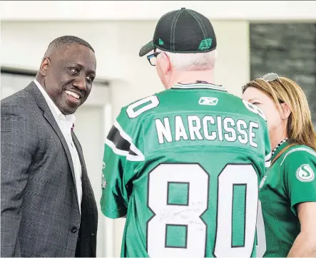  ?? BRANDON HARDER ?? Former Roughrider­s receiver Don Narcisse chats with fans Saturday during a “farewell to Canada” reception at Capital GMC.