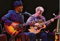  ?? Foto: Thorsten Jordan ?? „Migration Blues“im Stadttheat­er mit Eric Bibb (links) und Michael Jerome Browne.