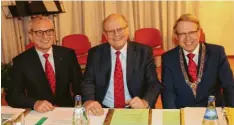  ??  ?? Sogar bei der Wahl ihrer Krawatten sind sich die drei Bürgermeis­ter einig (von links): Roland Ahne, Hans Georg Wawra und der Rathausche­f Stephan Winter.