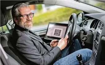  ??  ?? Philipp Rohde würde seinen Wagen am liebsten schon heute per Laptop beziehungs­weise Handy statt mit dem Lenkrad steuern. Autonomes Fahren, sagt er, sei ein spannendes Thema für Wirtschaft­sinformati­ker.