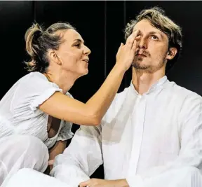  ?? ?? Patrizia Unger und Skye MacDonald in „Der neue Menoza“.