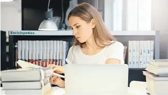  ?? Ghostwrite­r zadavatele diplomky nikdy neuvidí ani se nedozví jeho jméno. FOTO SHUTTERSTO­CK ?? Anonymita a diskrétnos­t.