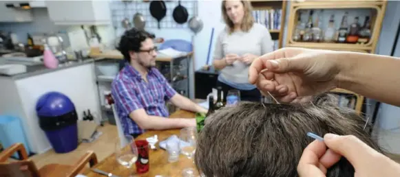  ?? AARON HARRIS PHOTOS FOR THE TORONTO STAR ?? Acupunctur­ist Ash Yoon, out of the frame at right, applies needles to dinner guest Paul Terefenko. At her clinic, she charges less than the usual rate.