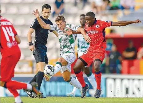  ?? ?? Gonçalo Franco, do Moreirense, chega à bola primeiro que o trofense Beni