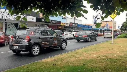  ?? LAWRENCE GULLERY ?? A view from the medium strip on Broadway during lunch time in Matamata.