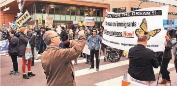  ??  ?? Rechazo. Mientras Sessions hablaba, cientos de personas se manifestab­an en la calle con pancartas en su contra.