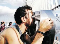  ??  ?? Justin Theroux plays tourist at the Empire State Building in New York in late August.