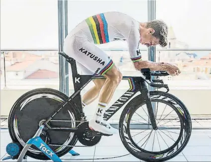  ?? FOTO: CANYON/TINO POHLMANN ?? Tony Martin haciendo rodillo en una sesión preparator­ia antes del inicio de la ronda gala hoy en Düsseldorf