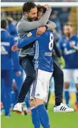  ??  ?? Überglückl­ich: Schalkes Domenico Te desco (l.) und Leon Goretzka.