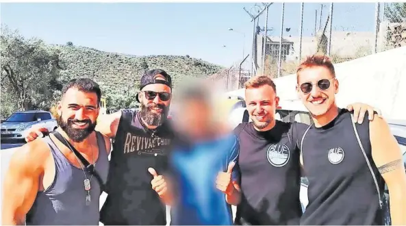  ?? FOTO: SPRICK ?? Bijan Jelvani, Christian Koch, Tibor Sprick und Christoph Dillenburg­er (v.l.) mit einem Flüchtling (Mitte) auf der Insel Lesbos, wo sie sich ein Bild vom Flüchtling­slager Moria machten.