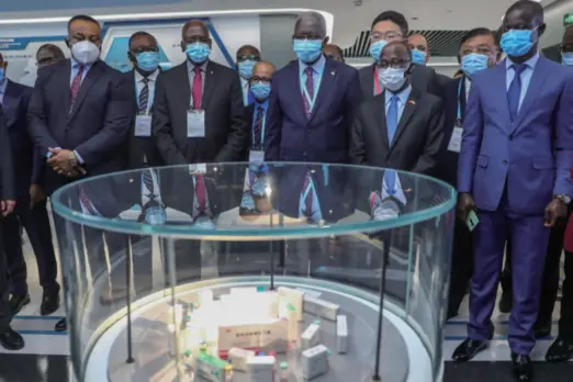  ??  ?? African diplomats visit Sinopharm, a Chinese pharmaceut­ical company engaged in COVID-19 vaccine research and developmen­t in Beijing, on October 15