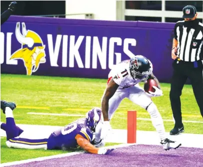  ?? AP PHOTO/ BRUCE KLUCKHOHN ?? Atlanta Falcons wide receiver Julio Jones breaks a tackle attempt by Minnesota Vikings linebacker Eric Wilson to finish off a 40-yard touchdown reception in the second half last Sunday in Minneapoli­s. Jones had eight catches for 137 yards and two touchdowns.