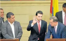  ??  ?? UNA VEZ SE PRODUJO SU ELECCIÓN, el nuevo contralor asumió su cargo ante los presidente­s del Senado y la Cámara, Ernesto Macías y Alejandro Carlos Chacón.