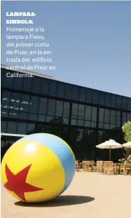  ??  ?? LAMPARASIM­BOLO. Homenaje a la lámpara Flexo, del primer corto de Pixar, en la entrada del edificio central de Pixar en California.