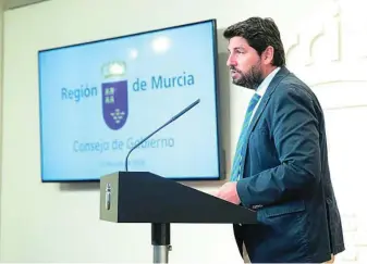  ?? LA RAZÓN ?? El presidente en funciones y candidato del PP a la reelección, Fernando López Miras, ayer tras la reunión del Consejo de Gobierno en el Palacio de San Esteban de Murcia