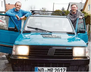  ??  ?? Die Vorfreude ist groß: Christian Wohlhüter (links) und Paul Formatsche­ck (rechts) nehmen mit dem 24 Jahre alten Fiat Panda an der verrücktes­ten Rallye der Welt, der „Mon gol Rally“, teil. Derzeit basteln sie bereits eifrig an ihrem Gefährt.