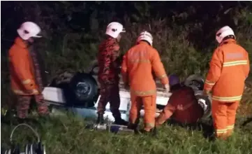  ??  ?? Firefighte­rs proceed to rescue the driver involved in an accident at Jalan Ensengei Sungai.