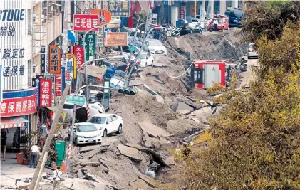  ?? / AFP ?? Destrucció­n. Escena de los graves daños causados por la explosión de las cañerías de gas en Taiwán.