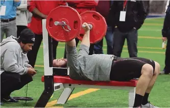  ?? JOHN MAHONEY/THE GAZETTE ?? NFL and CFL scouts assess Laurent Duvernay-Tardif on the bench-press.