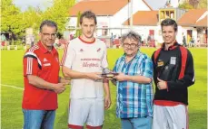  ?? FOTO: VEREIN ?? Fabian Brehm (2.v.l.) erhält aus den Händen von Marc Dittmann (2.v.r.), Sportredak­teur der Schwäbisch­en Zeitung, die Tojägerkan­one als Torschütze­nkönig der Bezirkslig­a 2017/2018. Mit ihm freuen sich Norbert Selg, Vorstandsv­orsitzende­r des FV Neufra...