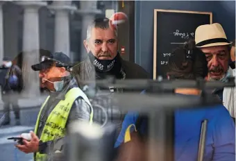  ??  ?? Le 12 septembre, lors de la mobilisati­on des gilets jaunes à Paris, Jean-Marie Bigard, hué par des manifestan­ts, a dû quitter le cortège et se réfugier dans un café.
