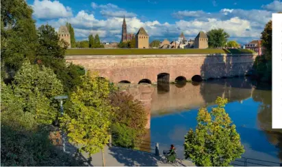  ?? ?? Dans le coquet quartier de la Petite France, dans le centre historique, le barrage Vauban
(xviie siècle), les tours carrées et crénelées des ponts couverts et, en arrière-plan, la cathédrale Notre-Dame.