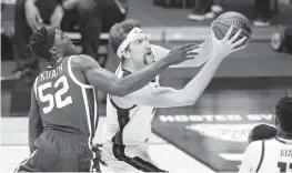  ?? MICHAEL CONROY AP ?? Gonzaga’s Drew Timme maneuvers against Oklahoma’s Kur Kuath on the way to scoring 30 points to go with 13 rebounds and four assists.