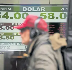  ??  ?? Precios variados. El dólar empieza a cotizar a diferentes valores.