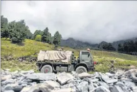  ?? AP ?? An Indian Army vehicle moves on the Srinagar-Ladakh highway at Gagangeer on Tuesday.