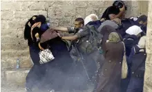  ?? ?? اعتداء جندى إسرائيلى على سيدات فلسطينيات «صورة أرشيفية»