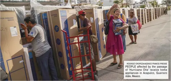  ?? RODRIGO OROPEZA/AGENCE FRANCE-PRESSE ?? PEOPLE affected by the passage of ‘Hurricane Otis’ receive home appliances in Acapulco, Guerrero state, Mexico.