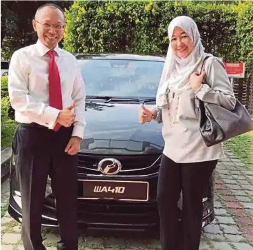  ??  ?? ABDUL Wahid bersama isteri gembira menjadi penerima kereta Myvi baru pertama, semalam.