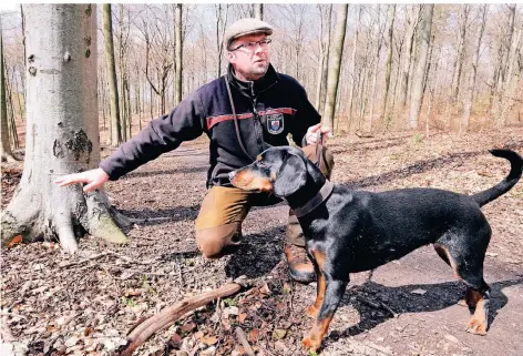  ?? FOTO: ROLAND KEUSCH ?? Förster Stephan Alexander Nöh mit Hündin Elli zeigt auf einen Trampelpfa­d, den Waldbesuch­er hinterlass­en haben.