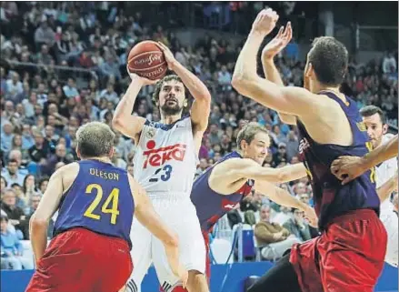  ?? JUAN CARLOS HIDALGO / EFE ?? Llull logró la canasta decisiva con este lanzamient­o en presencia de Oleson y Claver