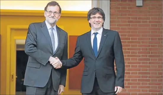  ?? DANI DUCH ?? Rajoy y Puigdemont en la entrada de la Moncloa en los compases previos a su reunión