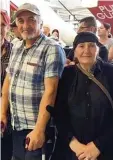  ?? Foto: Möllers ?? Vater Ali Riza Tolu und Oma Güley Tolu am Stuttgarte­r Flughafen.