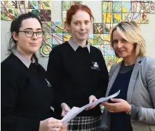  ?? Photo Michelle Cooper Galvin ?? Stella Loughnane, Acting Principal, with twins Rachel and Louise Healy who received their Junior Cert results at Killarney Community College.